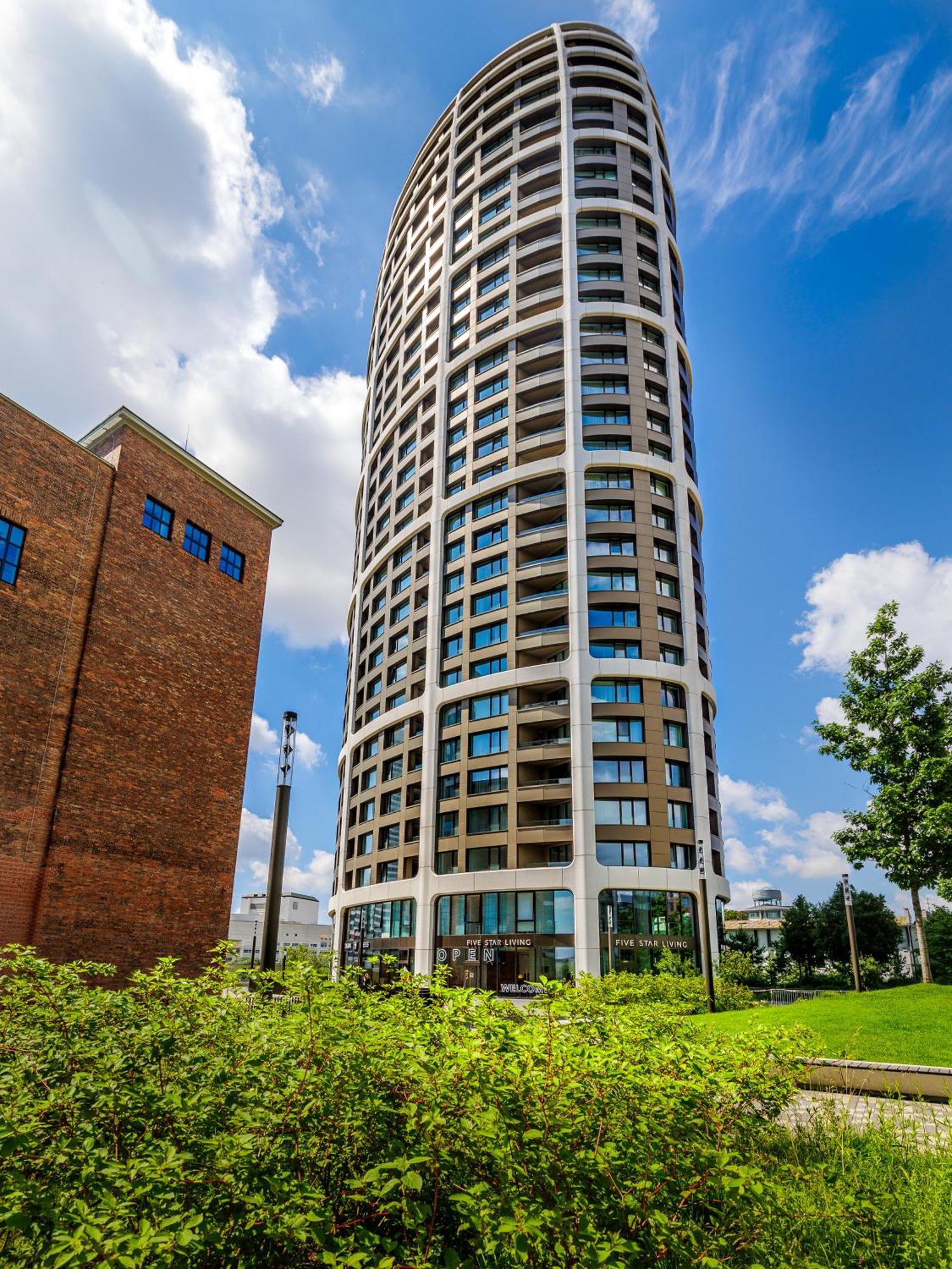 ברטיסלאבה Sky Park 1 - Luxurious #Instaworthy Apartment In Downtown City Center With Included Parking, Best Address In Town מראה חיצוני תמונה